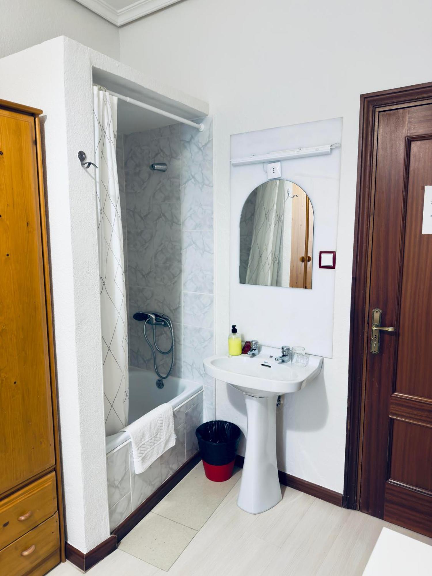 Hostal Conde De Alba Madrid Eksteriør bilde